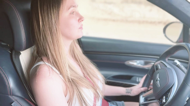 Alina Rai: 私は継母と一緒に運転しています、彼女は車の中でフェラチオをしています。