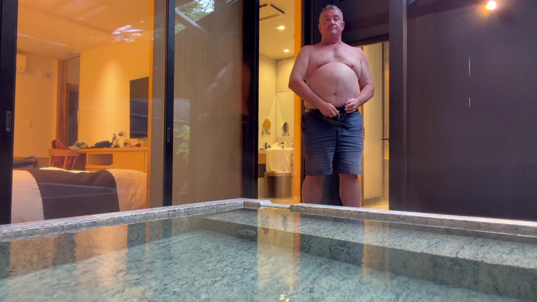 GottaLuvBB: Berbogel dan masuk ke dalam tab mandi panas.