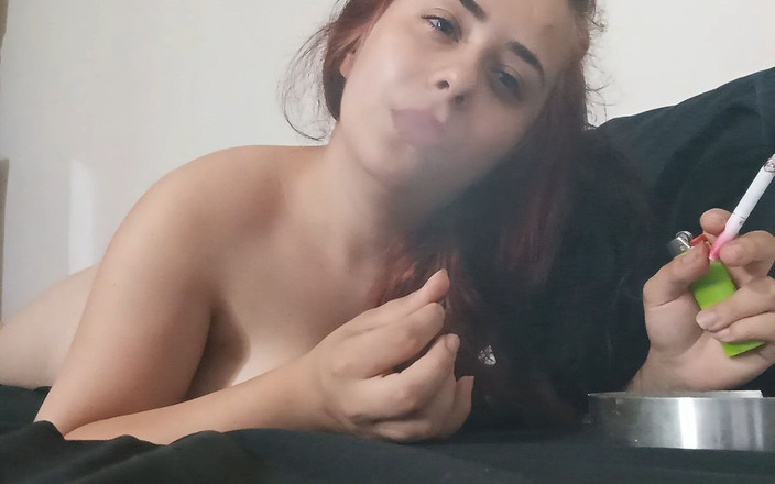 fartingclub01: Wanita kecil molek merokok dengan Bibir Merah