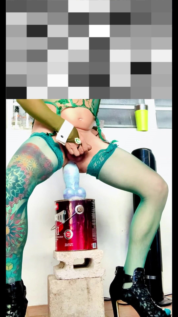 Benito414: 可爱的人妖假阳具在户外骑乘，旁边有内裤