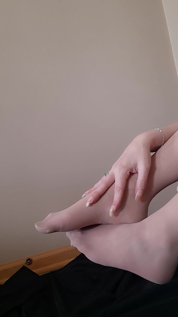 Naughty alchemy: Nylons, Füße und klauen oh mein gott