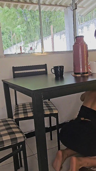 Riskantní sex s kamarádkou manželky, zatímco je ve sprše