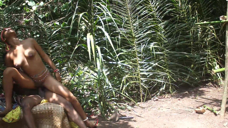 Epicafri: 彼女の農場で何時間も耕作した後、彼女は濡れたスクイで私にお金を払うことにしました