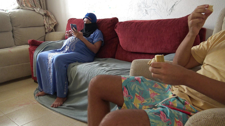 Souzan Halabi: Mama vitregă musulmană este șocată! Îmi scot pula uriașă pentru ejaculare surpriză!