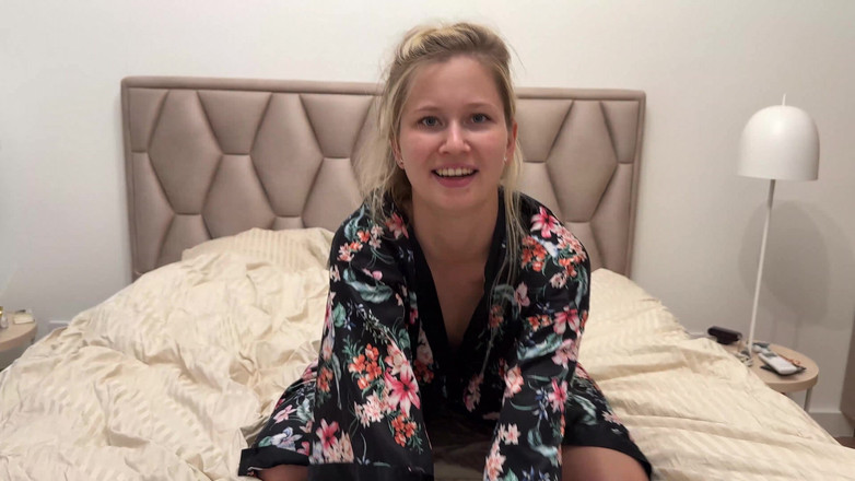 Stella Cardo: La bella si masturba caldamente prima di andare a letto