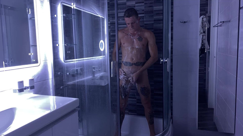 Falcon Al: 私は泡でシャワーで愛撫します