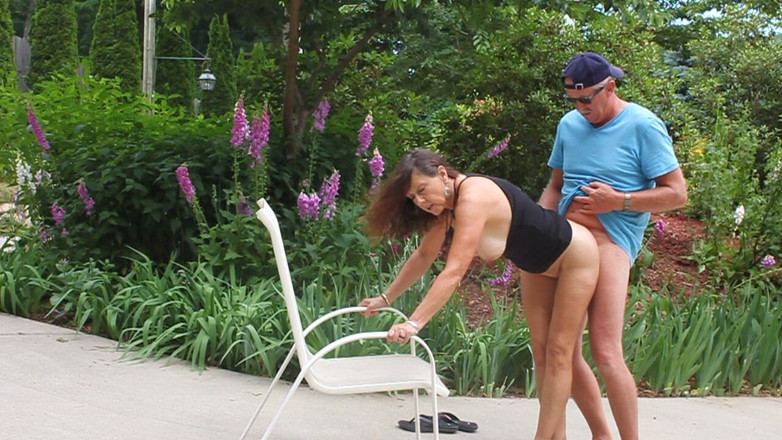 Candi Annie: GILF seksi Candi Annie berkongkek di luar rumah