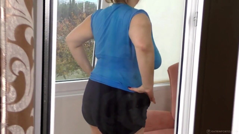 Katrin Porto: BBW milf`s naked exercises