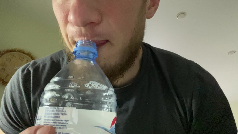 Hunky time: Alpha Fyller En Flaska Med Sin Saliv (snor)