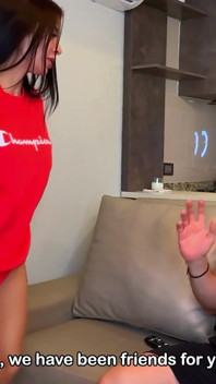 Cycata MILF Silvana Lee zaprasza swoją przyjaciółkę do obejrzenia filmu, ale ona jest napalona
