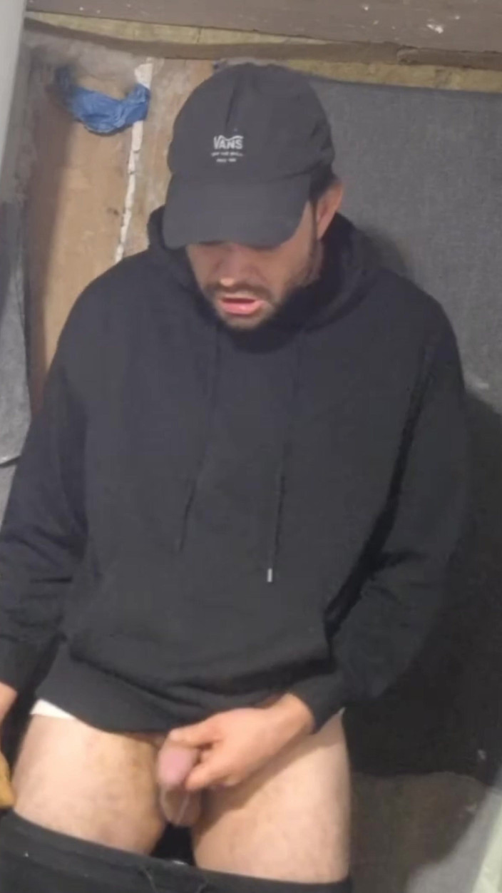 jerkofflover: Patinador Eyacula En Un Edificio Abandonado