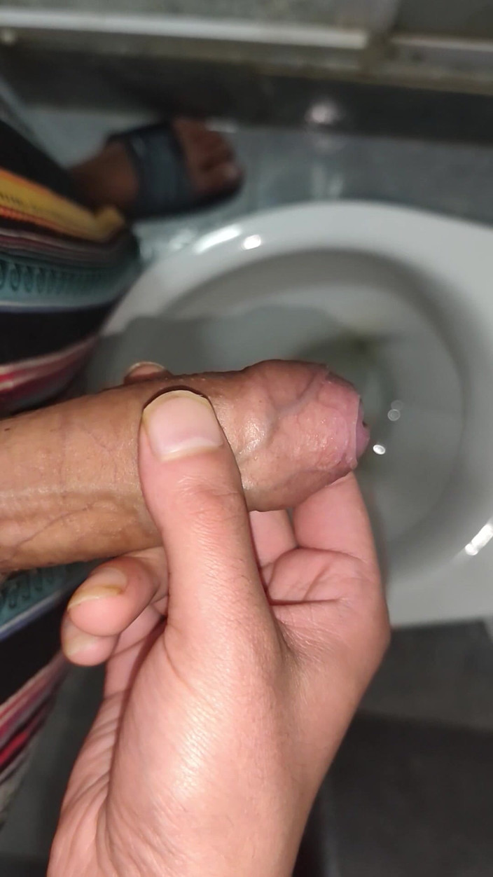 MartyBrady: Krásná Twink si to dělá na záchodě
