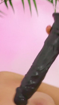 丰满的金发女郎niki玩弄她多汁的阴户