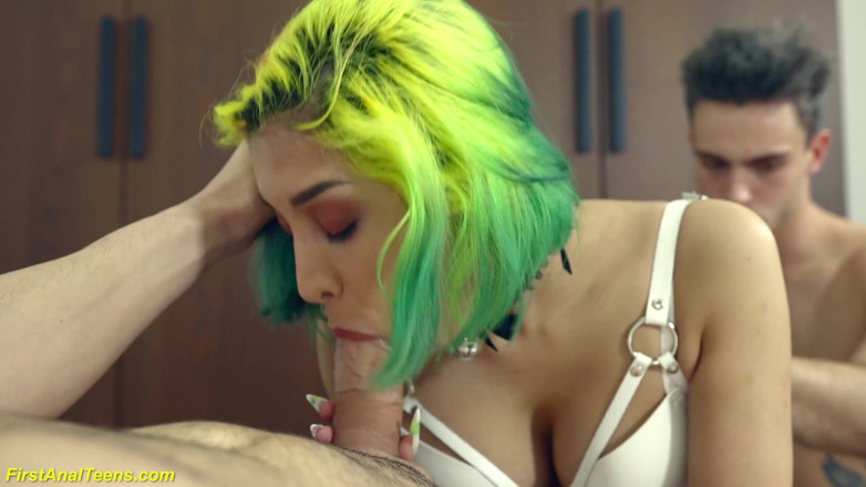 First anal teens: 모든 구멍을 거칠게 파괴하는 Roxy Lips
