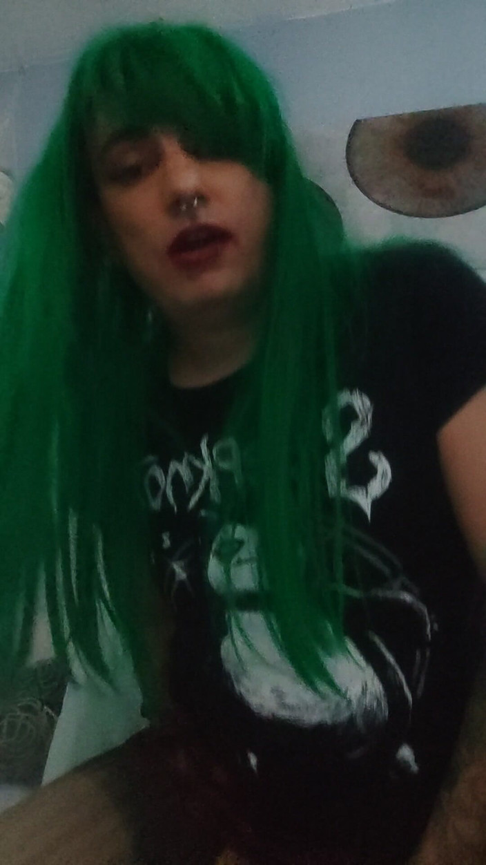 Alicia Moonkalation: Niemiecki punk Shemale daje solo wytrysk