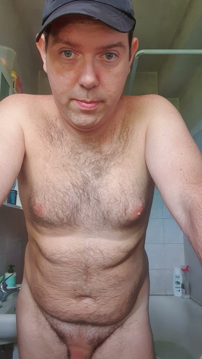 Mirko2589: Nue dans la salle de bain avec un chapeau