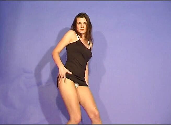 Flash Model Amateurs: Kusząca brunetka loszka w zmysłowy pokaz paska