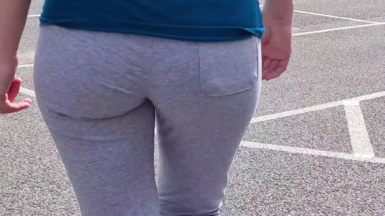 Mila Lewis: Changing my pad and walking around with it on