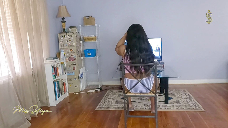 Miss-Safiya: Pressad av jätte stinkande röv 2