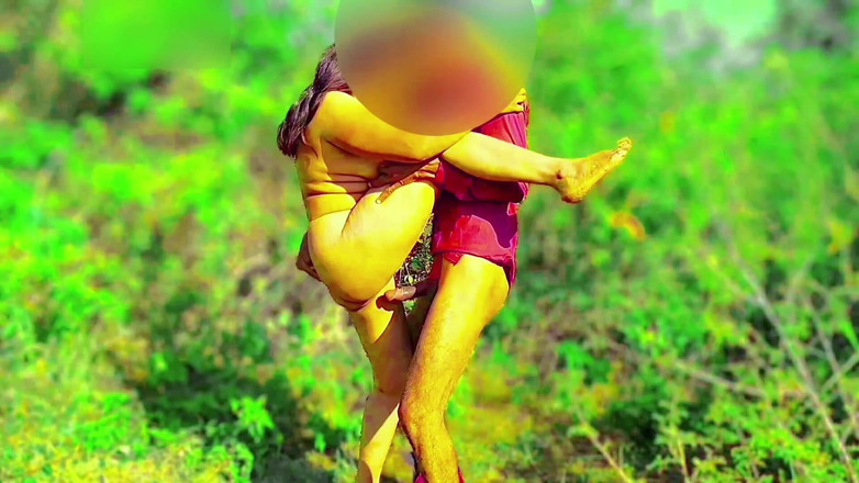 Your_aisha: Une villageoise desi se fait prendre en train de voler...