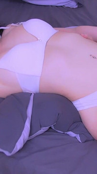 Lustvoller typ isst muschi seiner ehefrau und sie nimmt echten orgasmus.