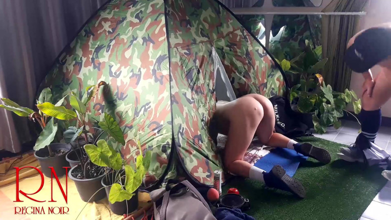 Regina Noir: Sex în tabără. Un străin fute o doamnă nudistă în pizdă într-un camping în...