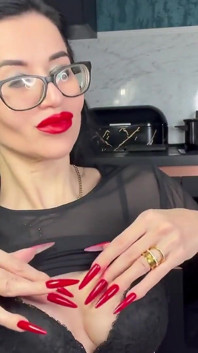 Dea con le unghie lunghe con i capelli lunghi, bruna