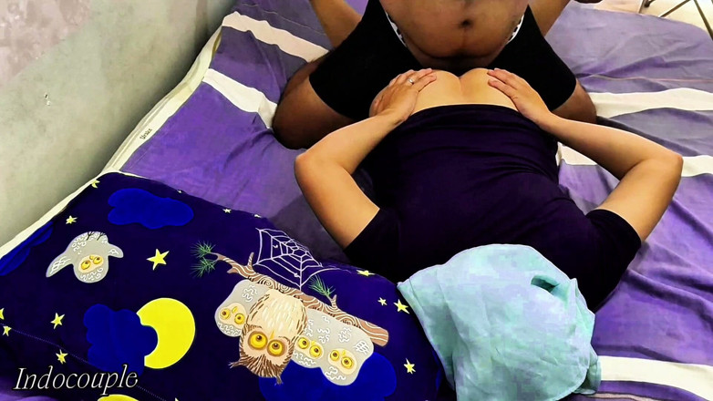 Indo Couple: Zmysłowy salon masażu, w którym seksowna dziewczyna w kebaya i...