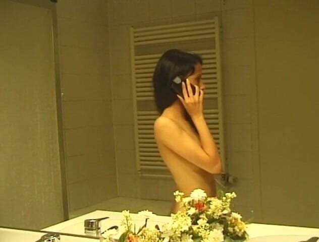 Flash Model Amateurs: Skinny brunette rubs her clit in the bathroom