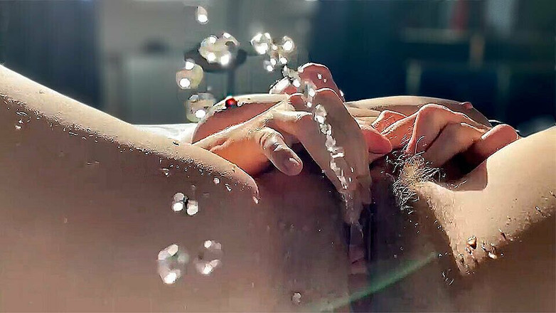 Mary Di: Sunnys潮吹阴户高潮，继母给继子自慰