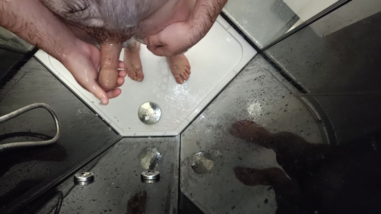 Uhri: Hotel shower hairy guy
