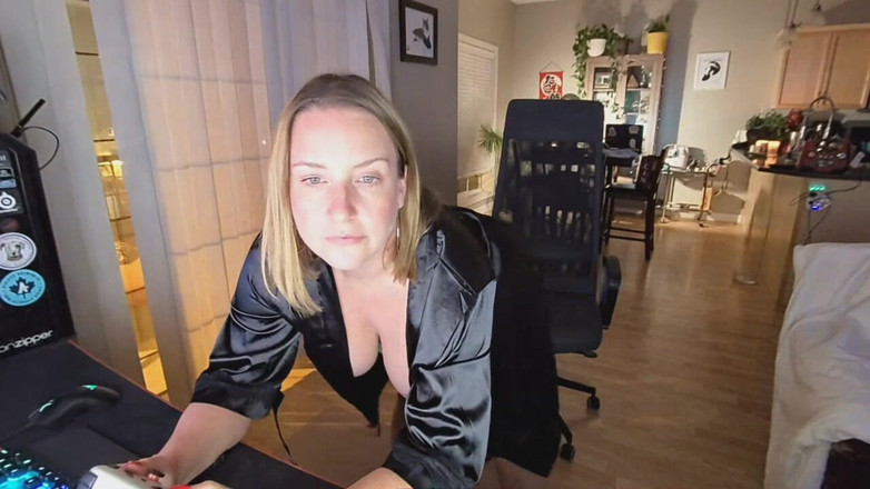 Avril Showers: Live-streaming Er fickt und bespritzt mich