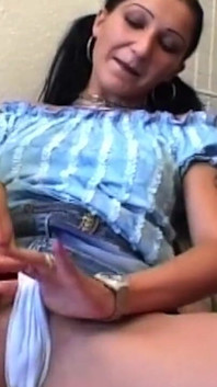 Une brune mature doigte sa chatte mouillée baveuse jusqu’à l’orgasme