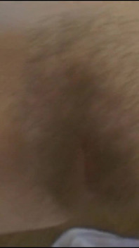 O gagică mică adorabilă cu pizdă păroasă este futută