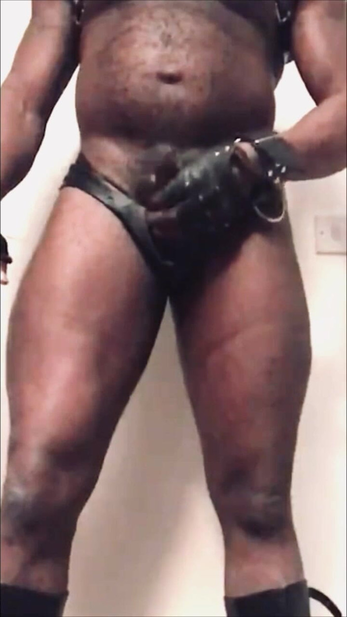 Black mature kinky muscle: Sexy preta rabuda musculosa papai pose &amp;gozada