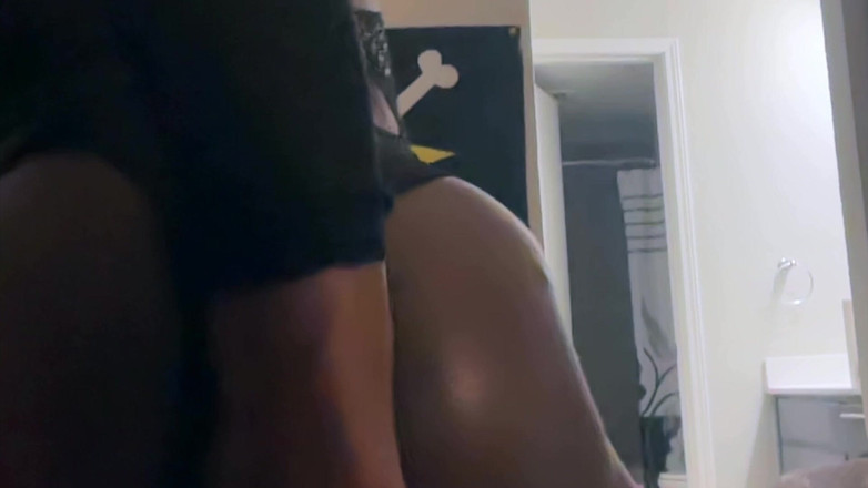 MaxArcane: 黒いツインクが肛門を弄り、ディルドを使う