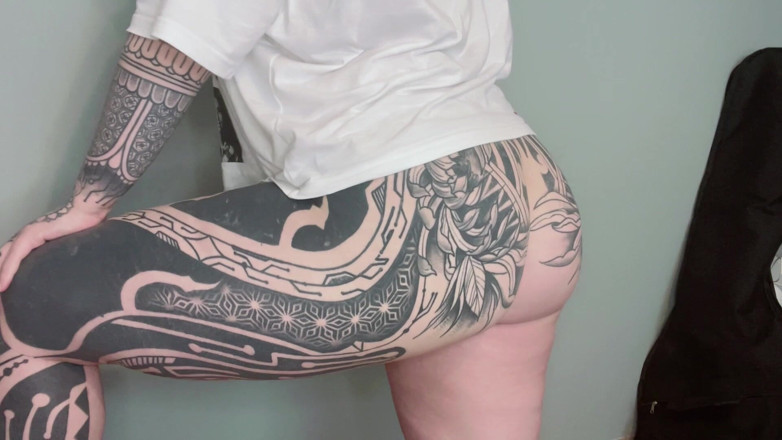 Miss Valentina: Potetovaný zadek uctívání