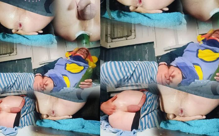 Culopeke: Een jonge homo geeft zichzelf anaal plezier in gestreepte pyjama