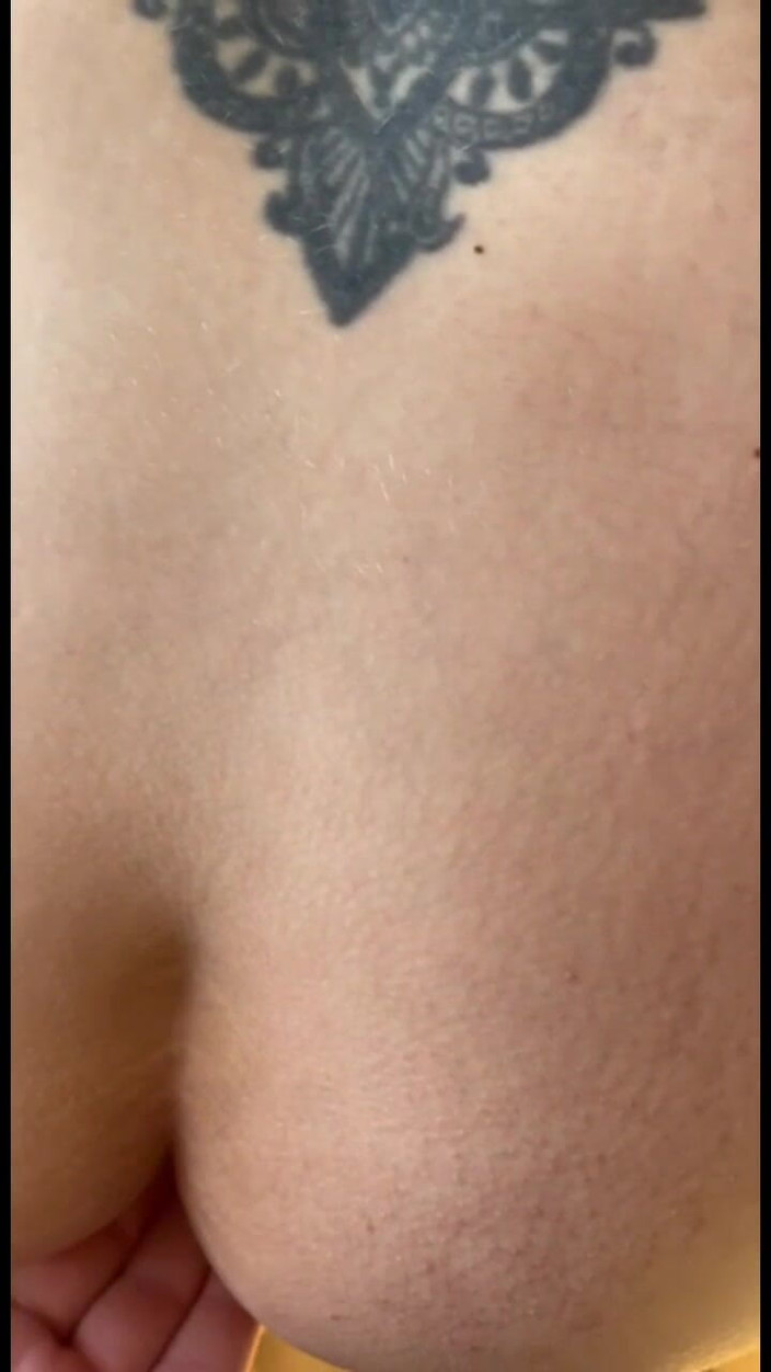 JuliaAerelius: Ruská MILFka šuká a stříká do pusy