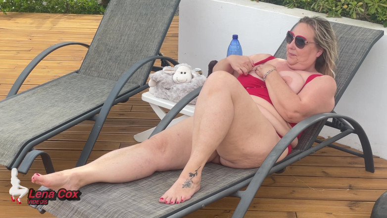 Lena Cox: 젖어 있는 핫한 마누라 Lena Cox: 야생 정원 자위와 지저분한 시오후키