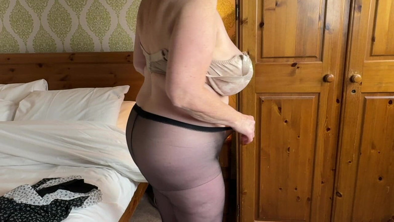 Mr MF: Mrs Mature Feet Every Day Clothes Strip 469