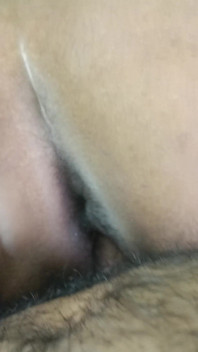 Nuove coppie sposate che si godono il giro in posizione posteriore a letto