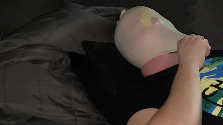 ButHoleDildoLover: My third breathplay - I blow up my latexglove mask