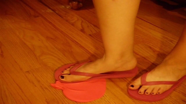 Sexy Amateurz: Playdough crushing