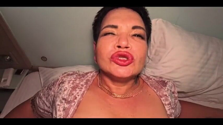 KarmenMilf: Žhavý sex střídavě v konečníku a v kundičce a zase...