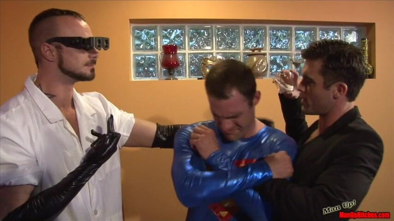 ManUpFilms: Кларк Кент выставлена напоказ доктором X