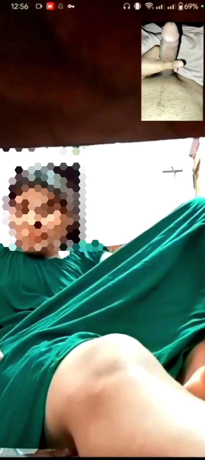 Desifukraa: Adik tiri saya menunjukkan pepeknya dalam panggilan video