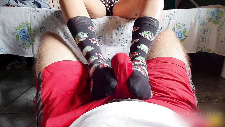 College-couple: Footjob nad szortami, sperma przez ubrania footjob, skarpetka