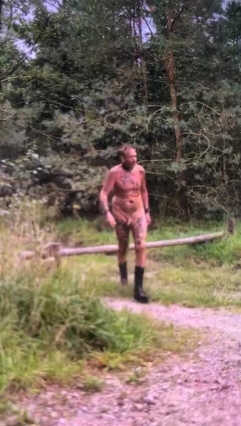 Benb Studio: Za trest přivázaný ke stromu