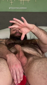 Der behaarte bären, vater macht anale prostatamassage und precums wie verrückt
